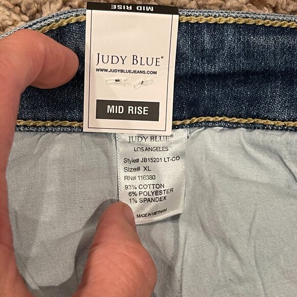 Judy Blue Women's Mid Rise Distressed Denim Shorts, Size XL, NWT - Picture 4 of 5